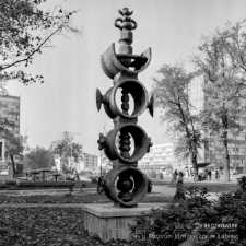 Rzeźba przy alei Niepodległości