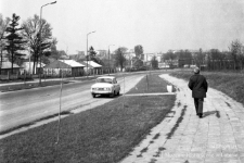 Idący obok stojącego