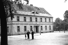 Ulica Browarna : front budynku szkoły podstawowej od lewej strony