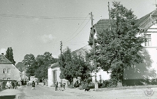 Przechodnie na ulicy Targowej