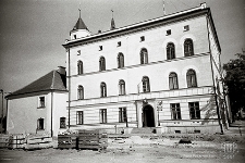 Rynek : urząd gminy, front budynku