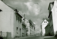 Ulica G&oacute;rna : w kierunku kościoła rzymskokatolickiego pw. św. Barbary