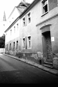 Ulica G&oacute;rna : frontowa ściana budynku z numerem jeden