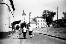 Ulica G&oacute;rna : widok na ratusz i kości&oacute;ł pw. św. Barbary od ulicy G&oacute;rnej