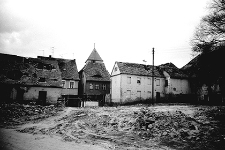 Ulica G&oacute;rna : stare zabudowania mieszkalno-gospodarcze oraz plac budowy od ulicy Słowiańskiej