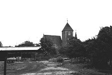 Plac Kościelny : kości&oacute;ł pw. św. Michała Archanioła widziany z placu budowy