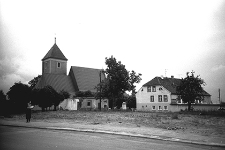 Kości&oacute;ł pw. św. Michała Archanioła : widok z rynku