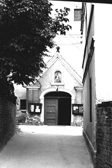 Plac Kościelny : przejście w stronę kościoła pw. św. Michała Archanioła od cmentarza komunalnego