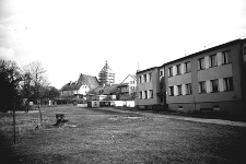 Ulica Ogrodowa : podwórko piętrowego bloku mieszkalnego