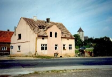 Ulica Mała : parterowy dom z poddaszem i piwnicą widziany od ulicy Dąbrowskiego
