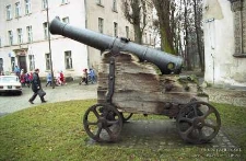 Chojnów : działo forteczne przed wejściem do Muzeum Regionalnego w Chojnowie