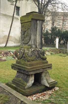 Chojnów : rzeźba w zewnętrznej części Muzeum Regionalnego w Chojnowie