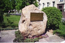 Głogów : kamień z tablicą upamiętniającą ofiary totalitaryzmu