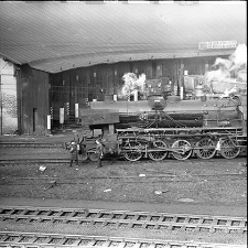 Stacja Miłkowice : widok na parowóz, w tle prace w parowozowni