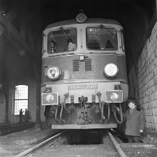 Stacja Miłkowice : lokomotywa spalinowa na kanale technicznym w parowozowni