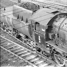 Stacja Miłkowice : parowóz Ty 2-60 wyjeżdża z parowozowni