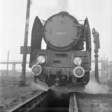 Stacja Miłkowice : parowóz Ty 45-157 podjeżdża by zatankować wodę