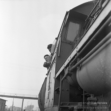 Stacja Miłkowice : załoga Ty2-60 – widok od przodu parowozu