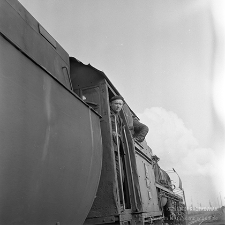 Stacja Miłkowice : załoga Ty2-60 – widok od tyłu parowozu