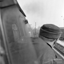 Stacja Miłkowice : maszynista parowozu Ty-2 przy obserwacji szlaku