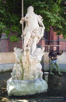 Sprzątanie fontanny Neptuna