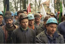 Manifestacja górników pod biurem zarządu KGHM