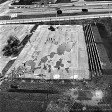 Lekcja wychowania fizycznego na boisku przy Szkole Podstawowej nr 9