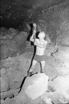 Zakłady Górnicze „Lubin” : górnik podczas rozkruszania skały