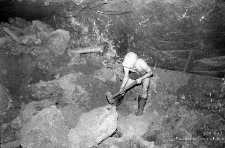 Zakłady Górnicze „Lubin” : górnik podczas rozkruszania skały