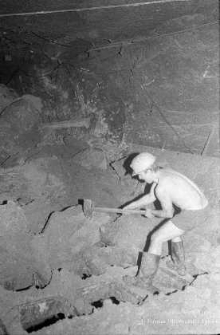 Zakłady Górnicze „Lubin” : górnik podczas rozkruszania skały