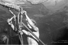 Zakłady Górnicze „Lubin” : górnik podczas pracy na dole kopalni