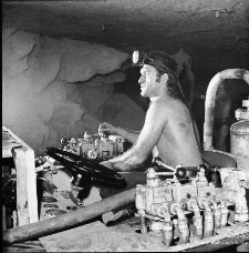 Zakłady Górnicze „Lubin” : górnik podczas pracy na dole kopalni