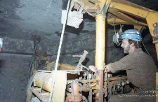 Zakłady G&oacute;rnicze &bdquo;Lubin&rdquo; : prace i maszyny podczas drążenia chodnik&oacute;w