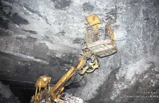 Zakłady G&oacute;rnicze &bdquo;Lubin&rdquo; : prace i maszyny podczas drążenia chodnik&oacute;w