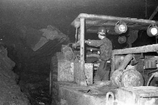 Zakłady Górnicze „Lubin” : wiertnica górnicza i prace na przodku