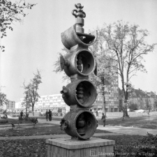 Rzeźba przy alei Niepodległości